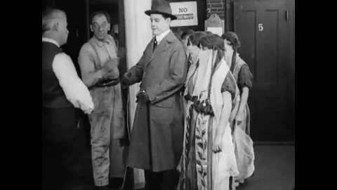 US - 1913, in this silent comedy, a young man presents a few harem dancers to a Stockbeeldmateriaal 284813632