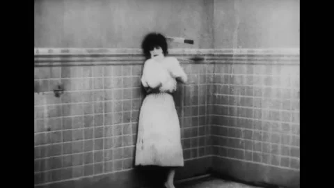 US - 1916 - in this silent comedy, an angry cook throws knives at a waiter who Vidéo 261568749