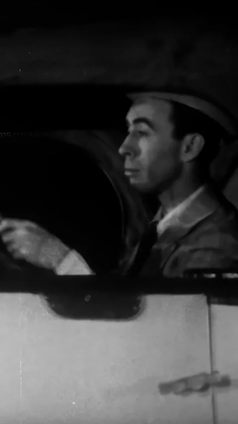 US - 1924 - in this silent comedy, a man crashes into another car, causing it to Vidéo 339806514