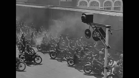 US - 1925 - in this silent comedy, a couple narrowly escapes the police at a 库存影片 327680311