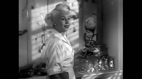 US - 1951 - in this comedy, a waitress calls after a customer who didn't take Vidéo 296405772