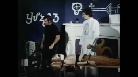 US - 1973 - in this sci-fi, a man closes a gagged woman's nose. She is bound on Vidéo 280182941