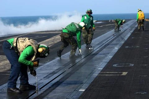 U.S. 5TH FLEET AREA OF RESPONSIBILITY (Jan. 3, 2013) Sailors replace catap... Foto stock