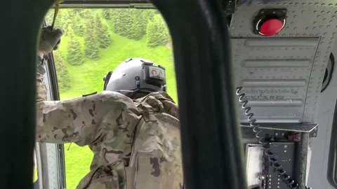 U.S. Air Force airman looking out from HH-60 Pave Hawk helicopter Vidéo 213581003