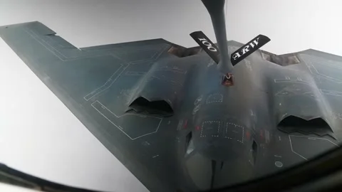 U.S. Air Force B-2 Spirit bomber connects with boom for aerial refuel Vídeos de archivo 162380030