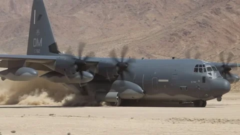 U.S. Air Force C-130 Hercules creating dust storm on landing on dirt runway 库存影片 280034334