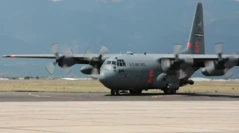 US Air Force c130 coming in to hanger area (HD) c 스톡 동영상 11898056
