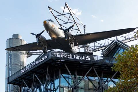 US Air Force Douglas C-47B Raisin Bomber Upon Deutsches Technikmuseum In Berlin Foto stock