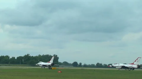 US Air Force F-16 Thunderbirds jet demonstration team taxi for takeoff Stock Footage 51418155