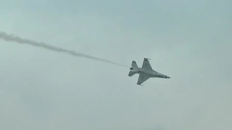 US Air Force F-16 Thunderbirds jet demonstration team performs solo aileron roll Stock Footage 51428440