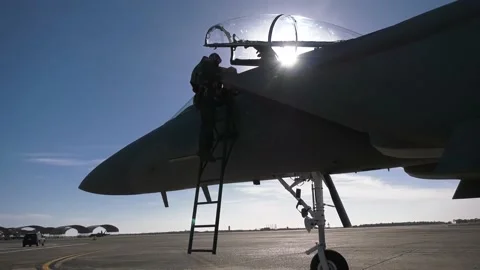 U.S. Air Force pilot descends cockpit ladder of first F-15EX to arrive at Eglin Vídeos de archivo 150361162