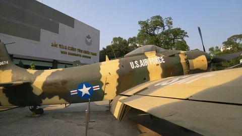 U.S. Air Force Plane at War Remnants Museum in Ho Chi Minh City, Vietnam Vídeo Stock 124094882