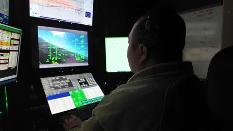 U.S. Air Force sensor operator remotely piloting an MQ-9 Reaper UAV 库存影片 292972031