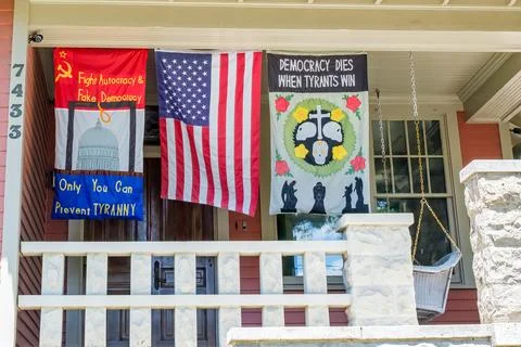 U.S. and Pro Democracy Flags on Front Porch Foto stock