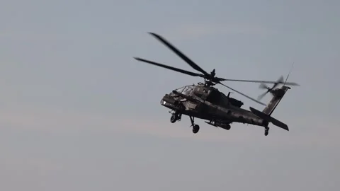 U.S. Army AH-64 Apache helicopter making a turn in mid-flight Vídeos de archivo 301062924