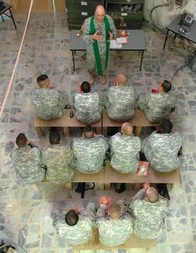 U.S. Army Capt. John Barkemeyer, a chaplain, conducts mass for Soldiers on... Foto stock