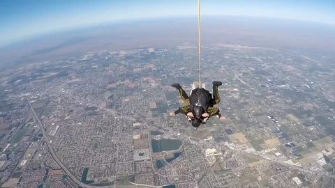 U.S. Army Golden Knights parachuting in tandem 스톡 동영상 106928541