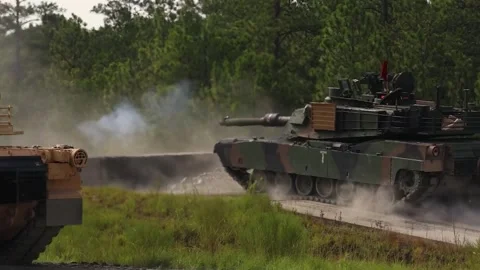 U.S. Army M1 Abrams tank firing cannon and reversing at firing range 库存影片 280552917