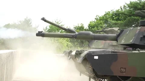 U.S. Army M1A2 Abrams battle tank firing main gun at live-fire complex 库存影片 281062696