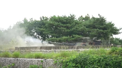 U.S. Army M1A2 Abrams battle tank firing main gun at gunnery 库存影片 281062698