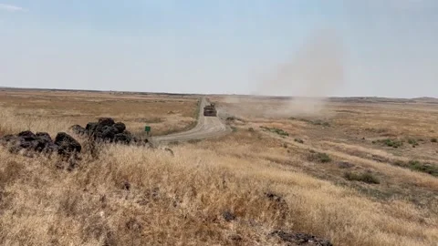 U.S. Army M1A2 Abrams battle tank travelling on sand road 库存影片 289282891