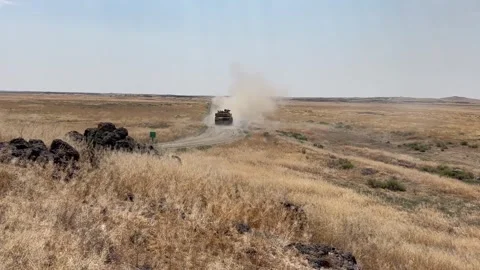 U.S. Army M1A2 Abrams battle tank firing its gun while travelling on sandy track 库存影片 289282892