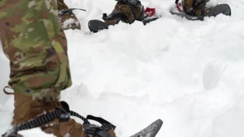 U.S. Army paratrooper digging snow Vidéo 235672013