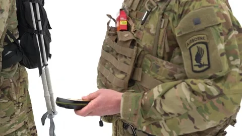 U.S. Army paratrooper setting up handheld tracker during mountain warfare Vidéo 235671993