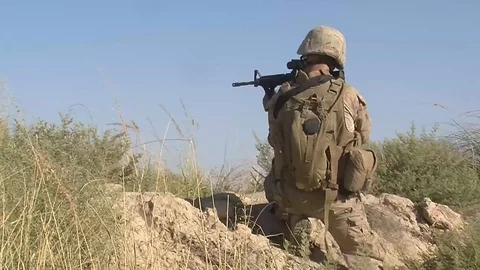An US army sniper in alert position during a special mission in Afghanistan Vidéo 86296009