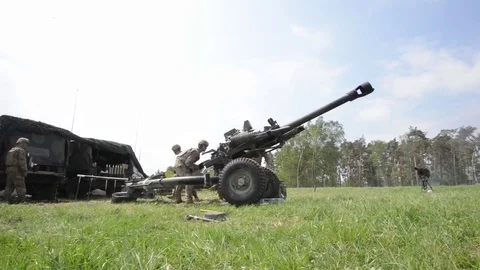 U.S. Army soldier loading M119 105mm Howitzer Video stock 89608728