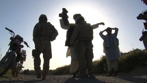 US army soldiers during security control tasks in Afghanistan Vidéo 86295822