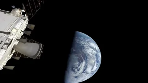 US: Artemis II mission concludes with splashdown in Pacific Ocean Stock Footage 332535701