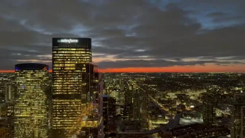 US: Bitter Cold Grips Chicago As Thermometer Shows 21 Degrees Stock Footage 326958799