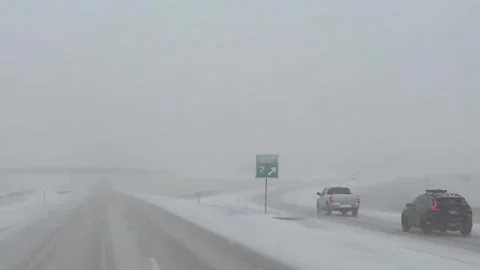 US: Blowing snow creates hazardous driving on US-40 near Parleys Summit i... Vídeos de archivo 325839786