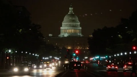 US Capital Building Time Lapse Washington DC Cars People Walking Night Lights Vídeo Stock 128648270
