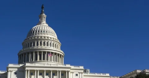 U.S. Capitol Building Dome with Flag Blue Sky Medium Washington DC 20180205 Vidéo 85515922