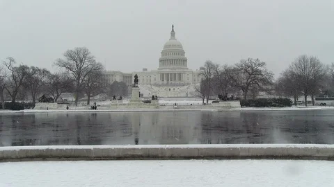 The U.S. Capitol Building during a snow storm Video stock 125867443
