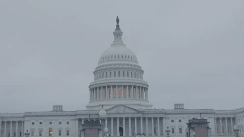 U.S. Capitol Building - Tilt Down - Slow Stockbeeldmateriaal 234155907
