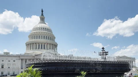 The US Capitol Building in Washington, D.C. with fountain in foreground Stockbeeldmateriaal 336573434