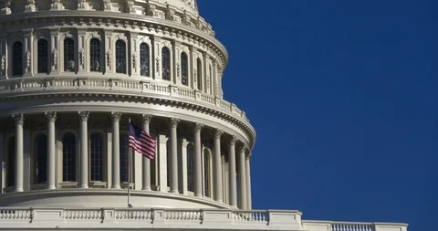 US Capitol Dome Close Up with Flag and Blue Sky 20180205 Vidéo 85517175