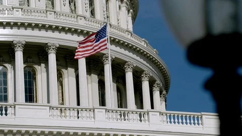 US Capitol Dome in Washington DC Close Up of Flag and Dome Vídeos de archivo 112027680