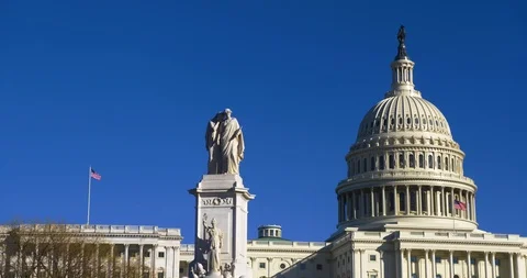US Capitol Medium Close with Peace Statue Monument with Capitol Dome and Flag Vidéo 85517654