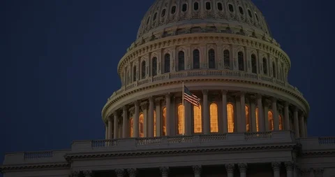 US Capitol in Washington DC evening night close up flag Vidéo 114082081