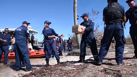 U.S. Coast Guard distribute boxes of aid for residents in wake of Hurricane Ian Vídeo Stock 218826901