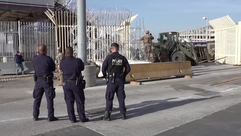 U.S. Customs and Border policeman and officers at San Ysidro Port of Entry Видео 98341716