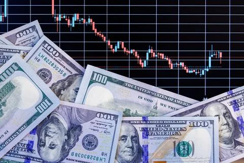 US dollar banknote stacks over digital screen with exchange chart, depreciation Stockfoto's