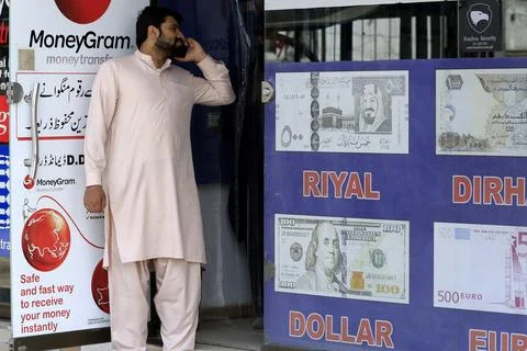US dollar jumps to record high against Pakistani rupee, Peshawar, Pakistan - 24  Foto stock