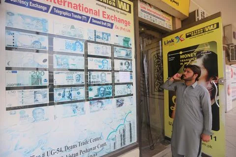 US dollar jumps to record high against Pakistani rupee, Peshawar, Pakistan - 24  Foto stock