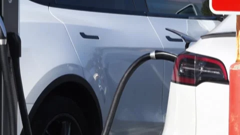 US: EV sales face challenges due to cancellation of US gov't incentives Stock-Footage 323509789