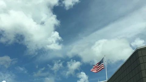 US Flag Blowing Strongly in the Wind Vídeos de archivo 97545048